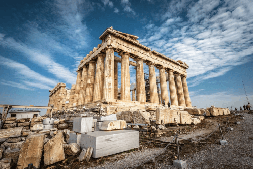 Fotografija znanega Partenona, narejena pretežno iz apnenca