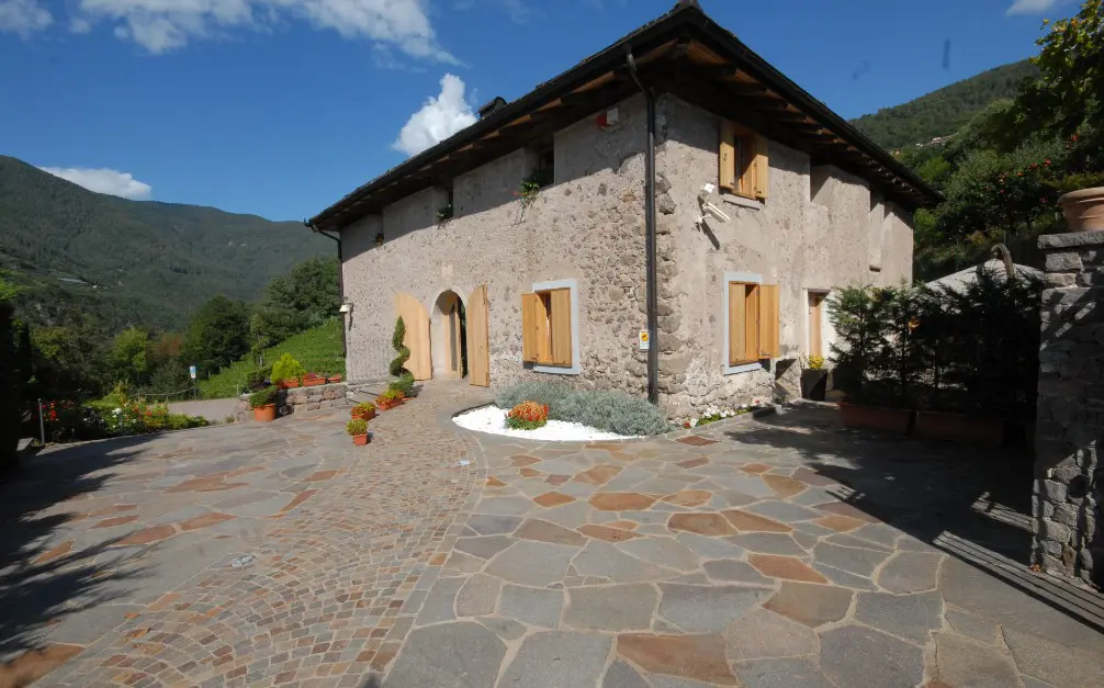 Klasični stil hiše in dvorišče, odeta v porfir