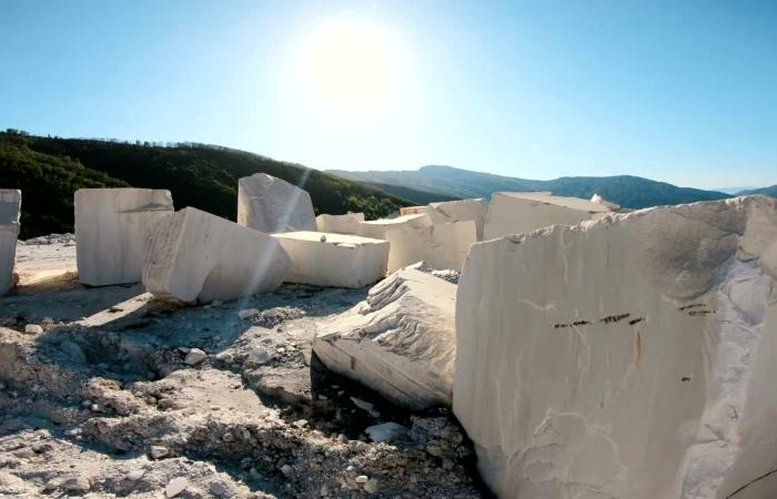 Naravni kamen marmor v naravi.