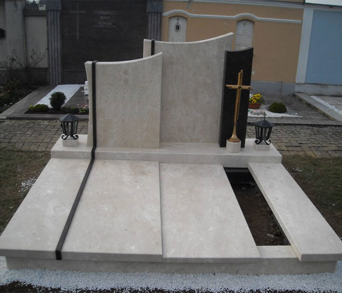 Nagrobni spomeniki iz apnenca.