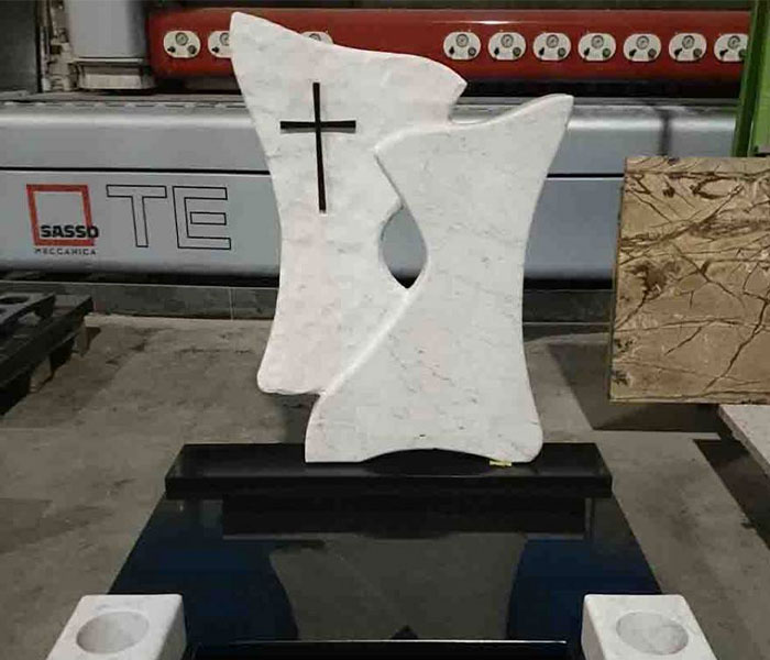 Nagrobni spomeniki iz marmorja.