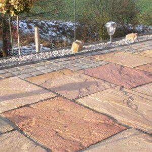 Zunanji kamniti tlaki iz naravnega kamna.