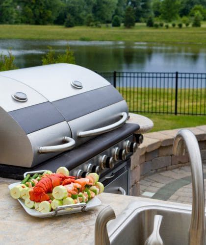 Granit je najbolj priljubljen za vse vrste letnih kuhinj. Ponuja vrsto različnih barv, zato je mogoče letno kuhinjo narediti točno po vaših zahtevah in željah.