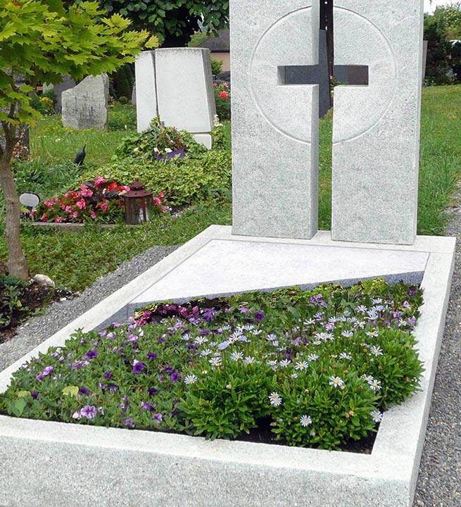 Nagrobni spomenik iz naravnega svetlega granita. Izjemno odporen na obrabo. Možnost modernega izreza raznovrstnih oblik.