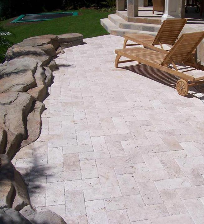 Naravni kamen za oblaganje zunaj je uporaben za uporabo za različne stvari, od tlakov, do ograj, stopnic, letne kuhinje, itn.