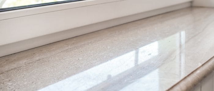 Okenske police iz naravnega kamna so izdelane po meri. So torej prilagodljivih oblik in dimenzij.