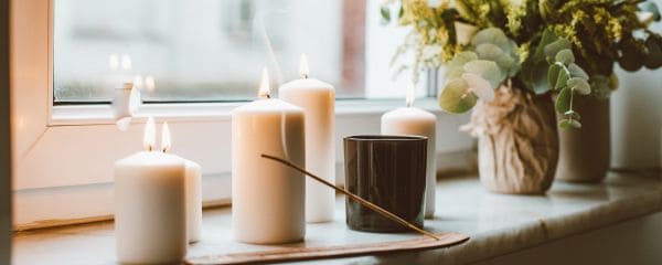 Okenske police iz naravnega kamna so okolju prijazna izbira. Hkrati pa so izjemno odporne in enostavne za vdrževanje.