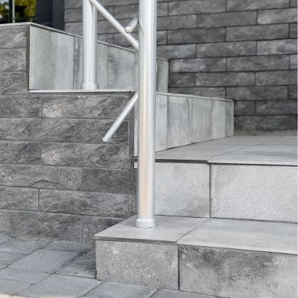 Stopnice iz granita so trpežne in enostavne za vzdrževanje tudi v primeru, da so to zunanje stopnice. Na sliki so zunanje stopnice narejene iz granita sive barve.